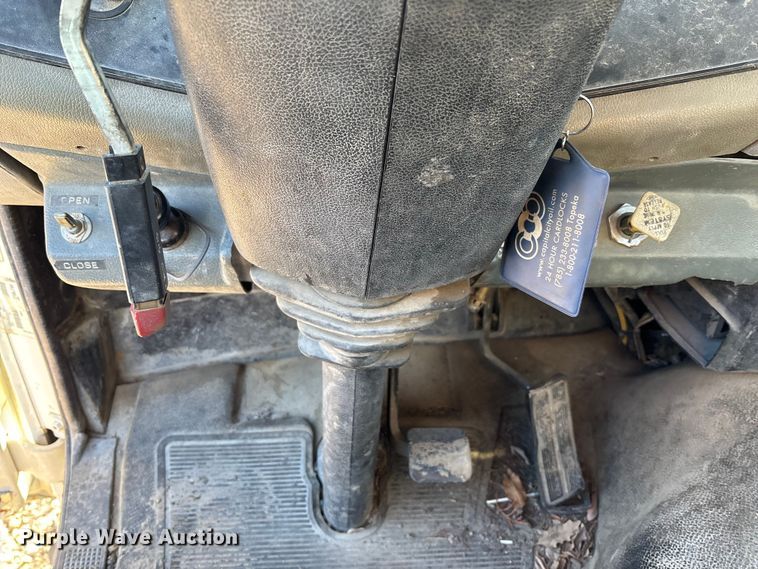 image for item OE9367 1992 Ford CF7000 dump flatbed truck