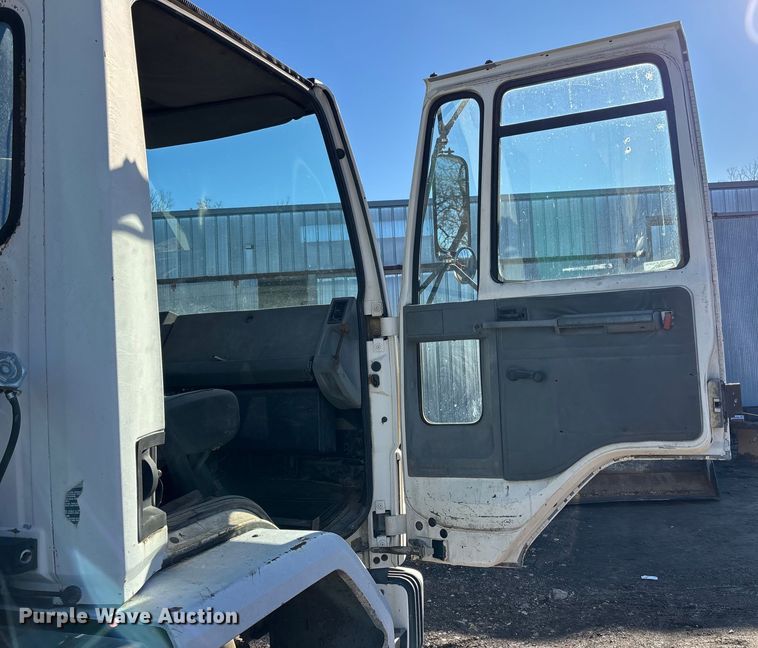 image for item OE9367 1992 Ford CF7000 dump flatbed truck