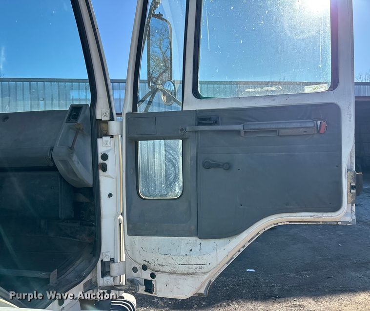 image for item OE9367 1992 Ford CF7000 dump flatbed truck