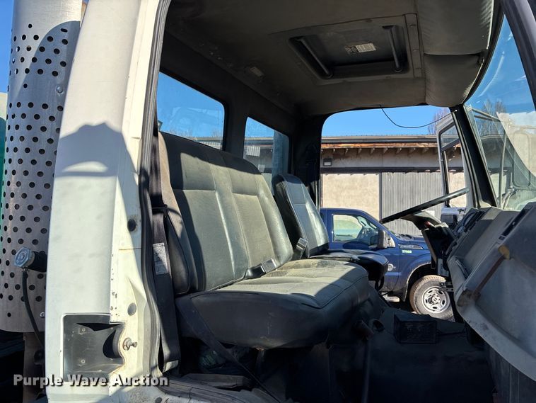 image for item OE9367 1992 Ford CF7000 dump flatbed truck