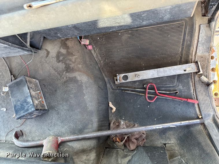 image for item OE9367 1992 Ford CF7000 dump flatbed truck