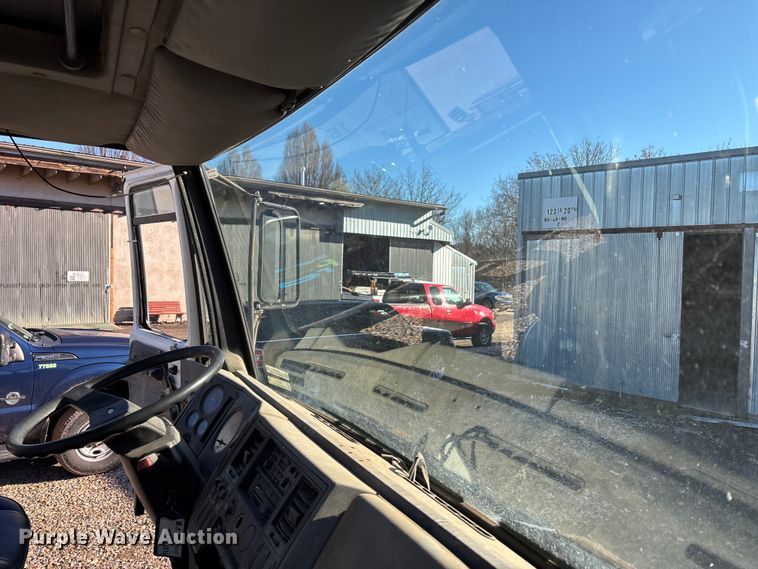 image for item OE9367 1992 Ford CF7000 dump flatbed truck