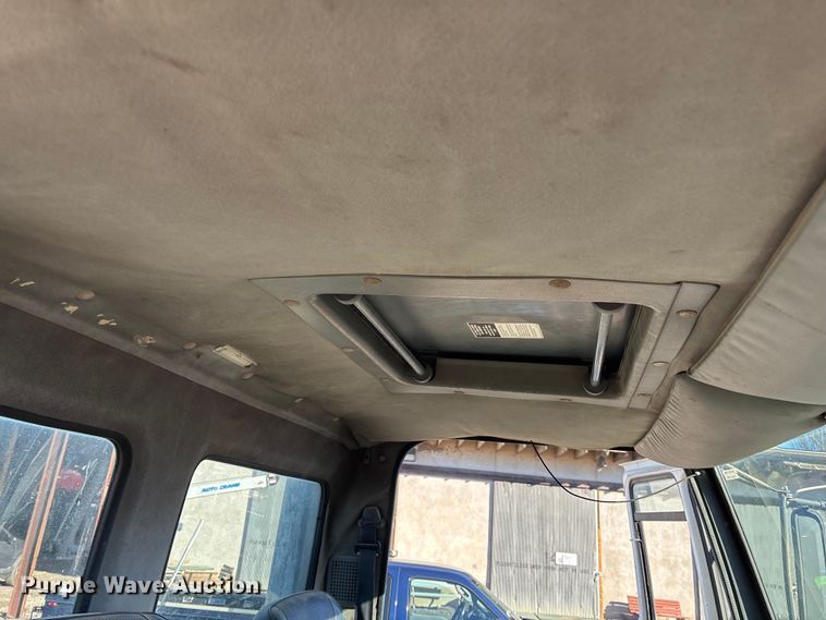 image for item OE9367 1992 Ford CF7000 dump flatbed truck