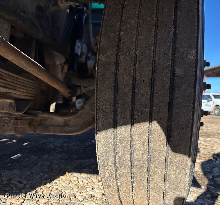 image for item OE9367 1992 Ford CF7000 dump flatbed truck