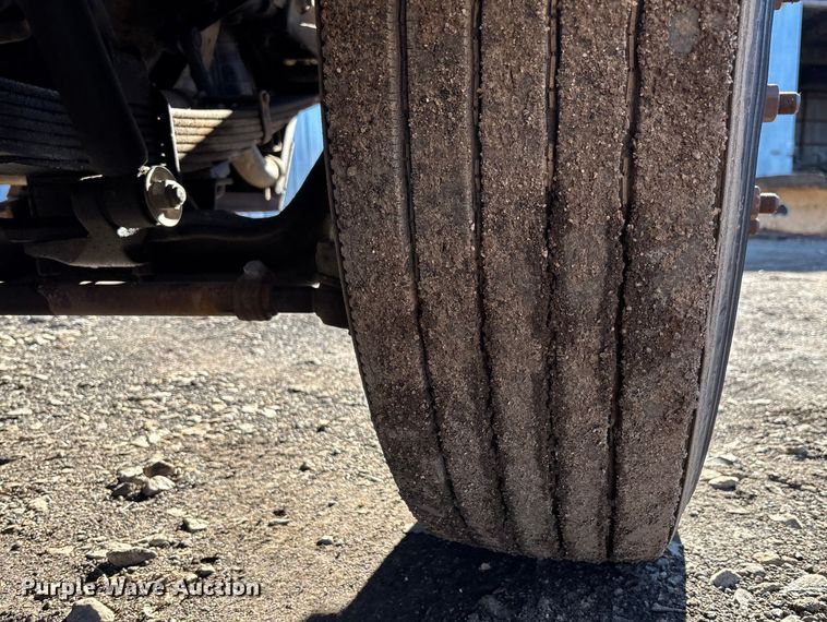 image for item OE9367 1992 Ford CF7000 dump flatbed truck