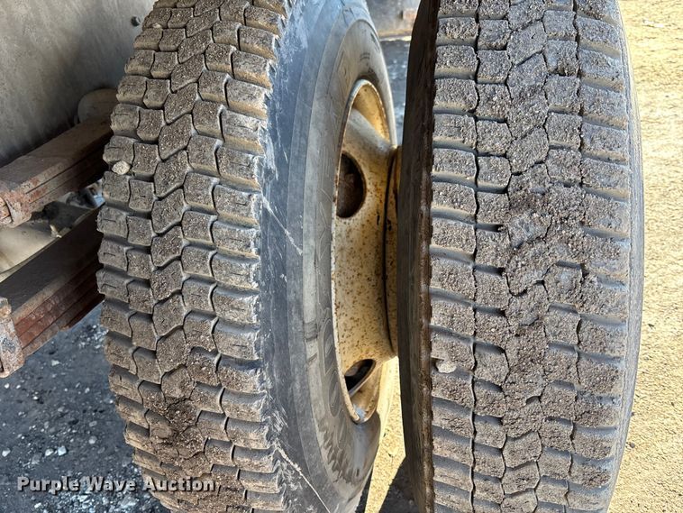 image for item OE9367 1992 Ford CF7000 dump flatbed truck