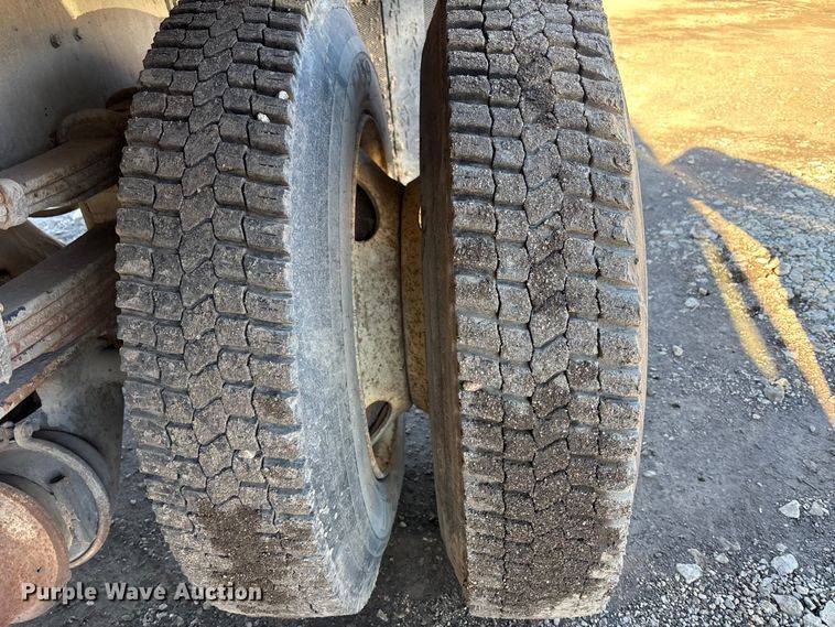 image for item OE9367 1992 Ford CF7000 dump flatbed truck