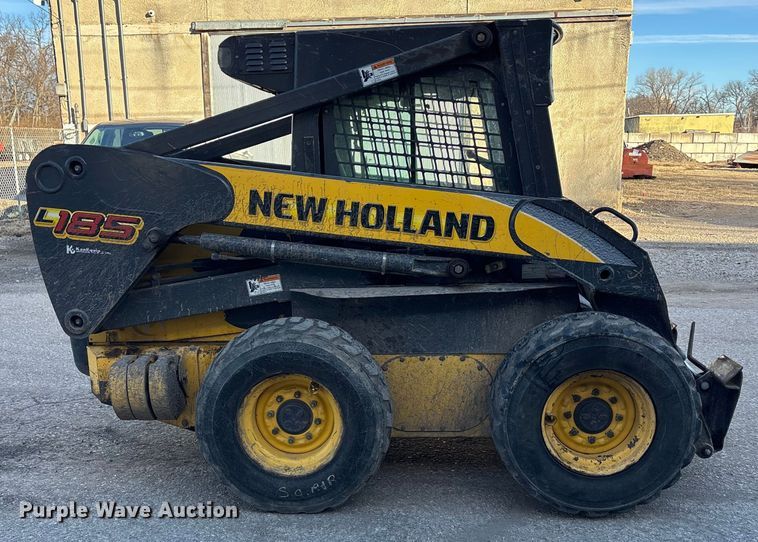 image for item OE9379 2008 New Holland L185 skid steer loader