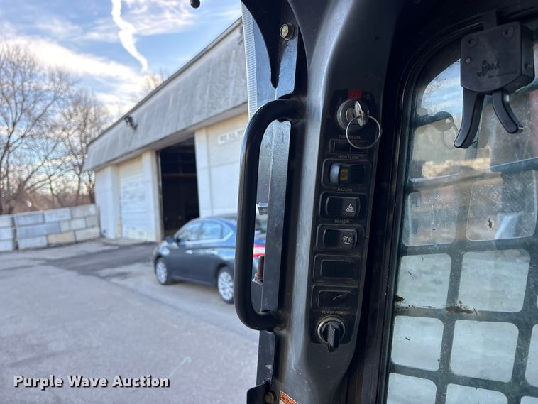 image for item OE9379 2008 New Holland L185 skid steer loader