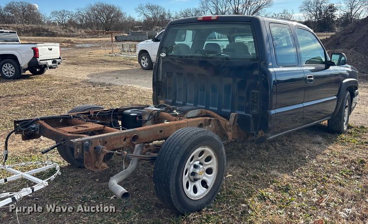 image for item OE9382 2005 Chevrolet Silverado 1500 Ext. Cab truck cab and chassis