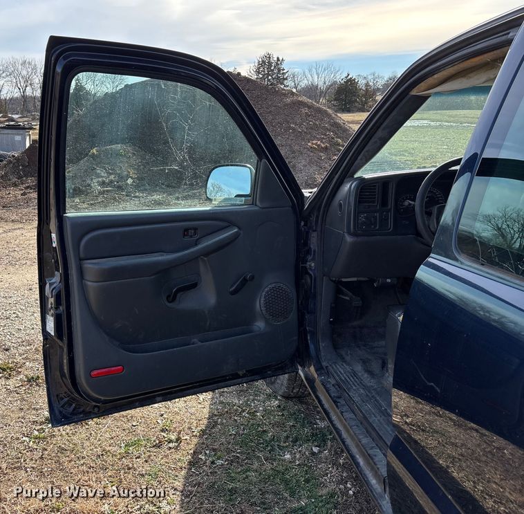 image for item OE9382 2005 Chevrolet Silverado 1500 Ext. Cab truck cab and chassis