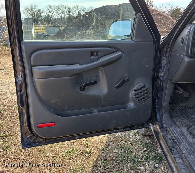 image for item OE9382 2005 Chevrolet Silverado 1500 Ext. Cab truck cab and chassis