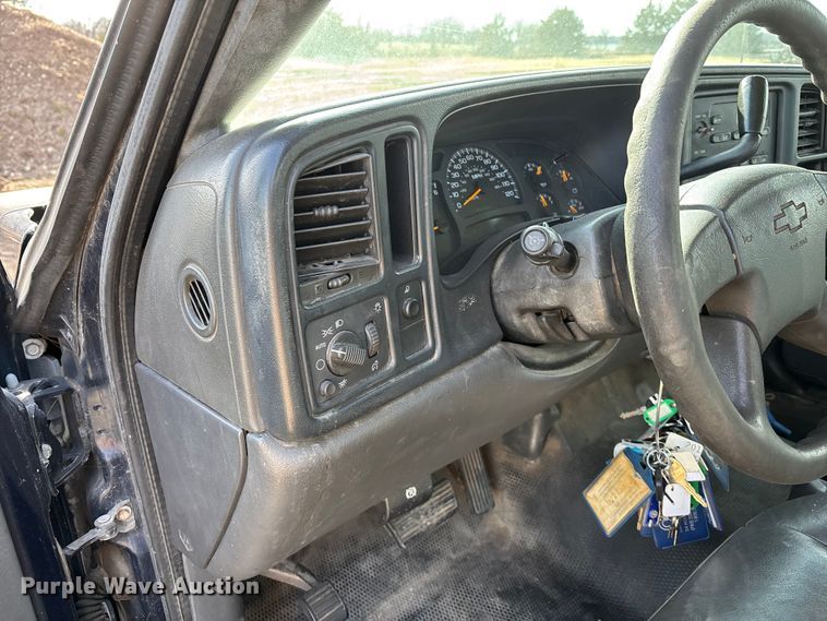 image for item OE9382 2005 Chevrolet Silverado 1500 Ext. Cab truck cab and chassis