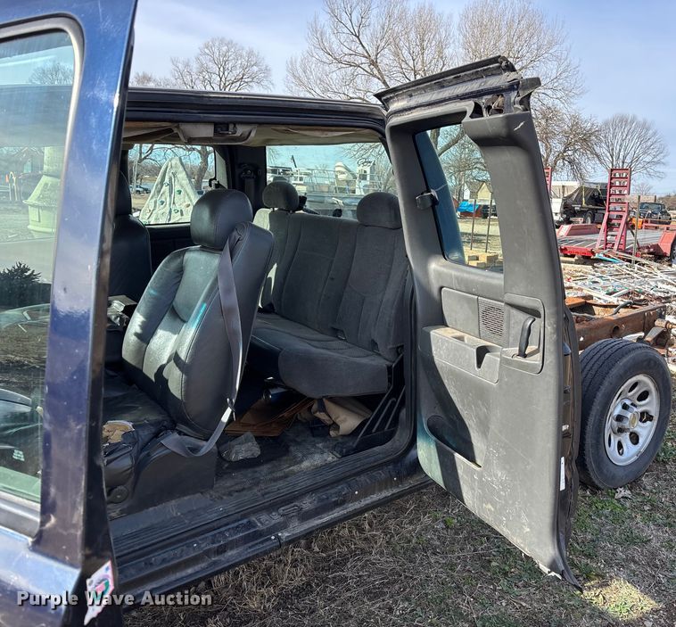 image for item OE9382 2005 Chevrolet Silverado 1500 Ext. Cab truck cab and chassis