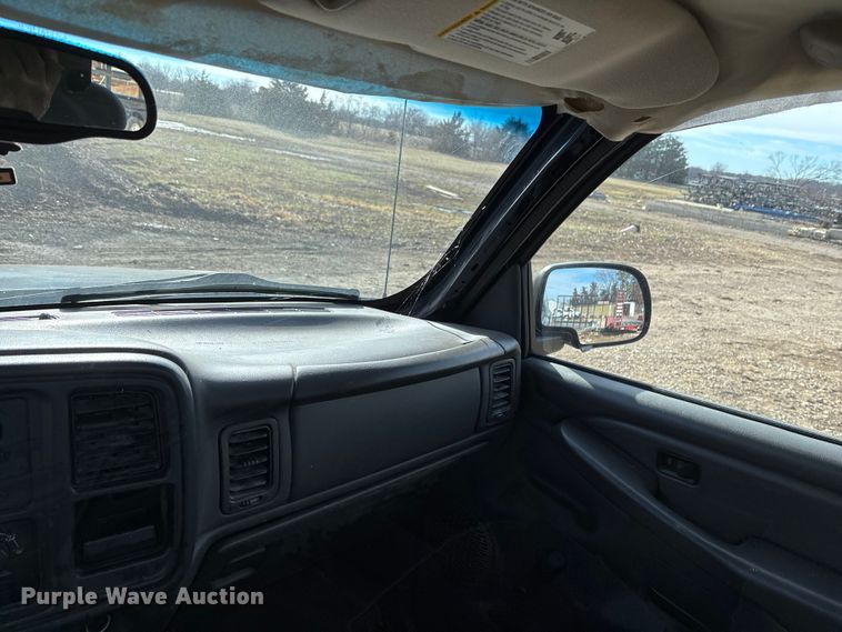 image for item OE9382 2005 Chevrolet Silverado 1500 Ext. Cab truck cab and chassis