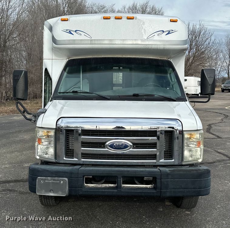 image for item OJ9926 2008 Ford E450 Super Duty shuttle bus