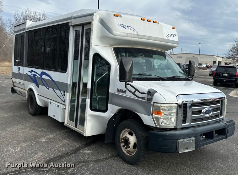 image for item OJ9926 2008 Ford E450 Super Duty shuttle bus