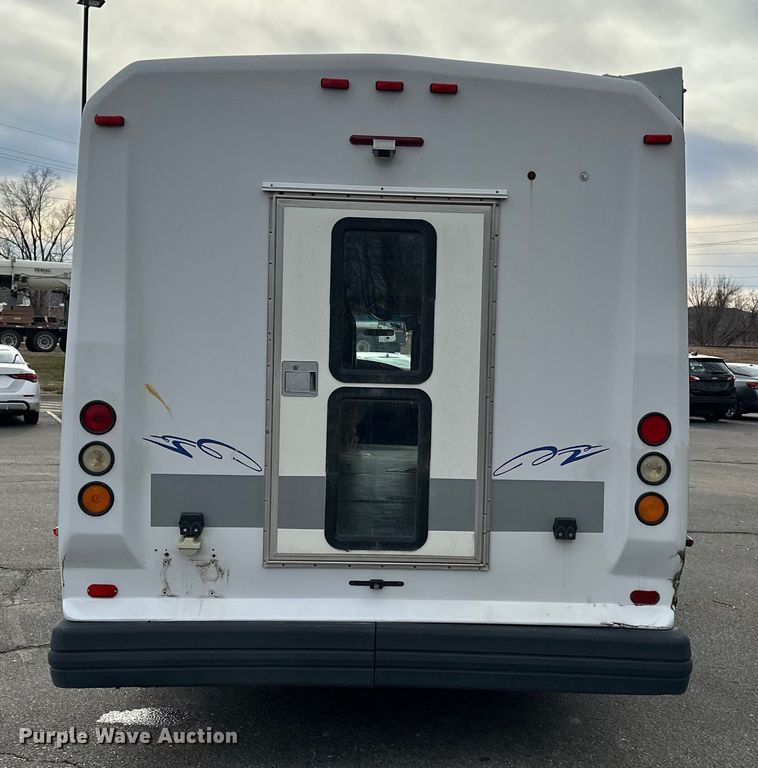 image for item OJ9926 2008 Ford E450 Super Duty shuttle bus