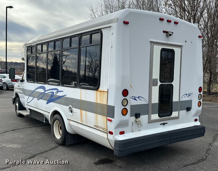 image for item OJ9926 2008 Ford E450 Super Duty shuttle bus