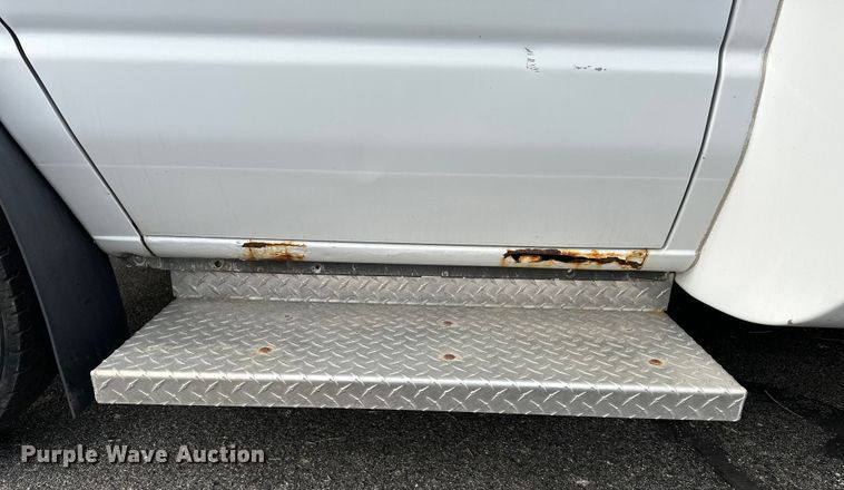 image for item OJ9926 2008 Ford E450 Super Duty shuttle bus