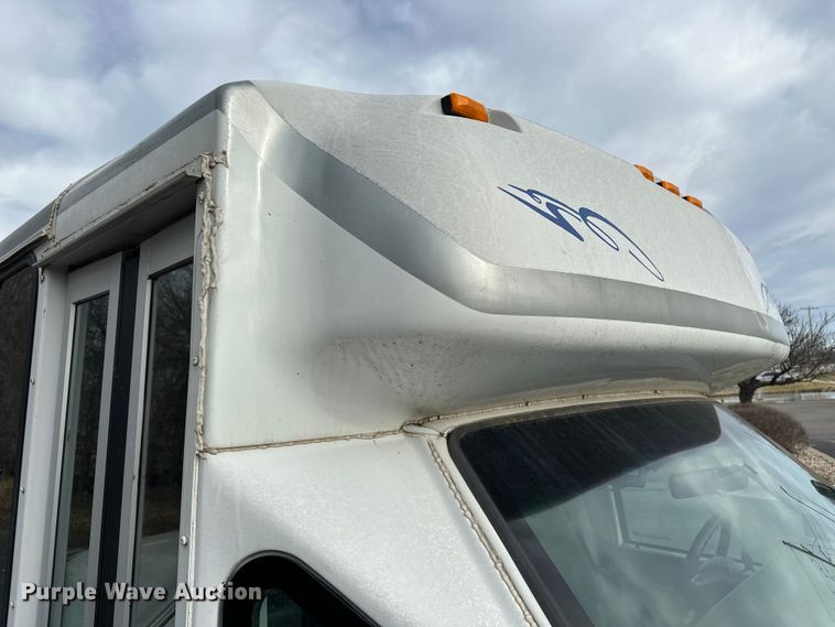 image for item OJ9926 2008 Ford E450 Super Duty shuttle bus