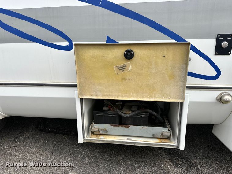 image for item OJ9926 2008 Ford E450 Super Duty shuttle bus