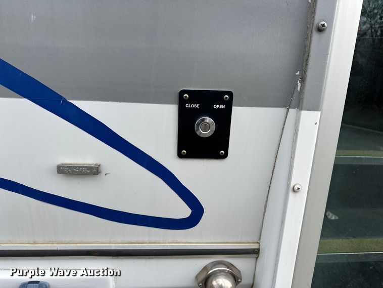 image for item OJ9926 2008 Ford E450 Super Duty shuttle bus