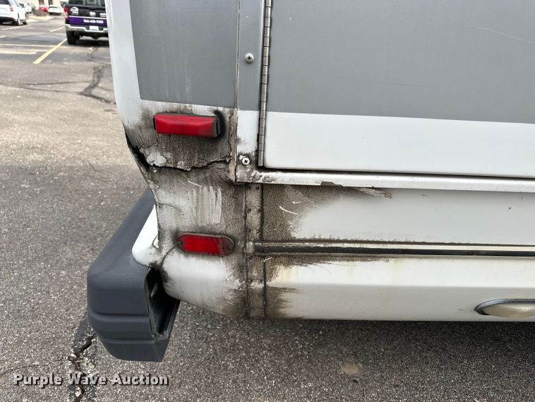 image for item OJ9926 2008 Ford E450 Super Duty shuttle bus