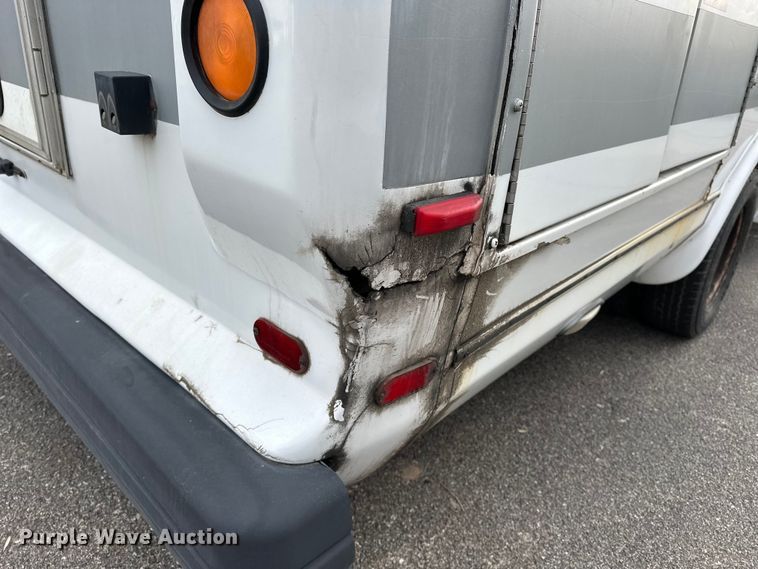 image for item OJ9926 2008 Ford E450 Super Duty shuttle bus