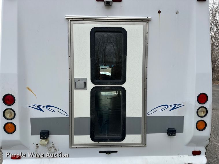 image for item OJ9926 2008 Ford E450 Super Duty shuttle bus