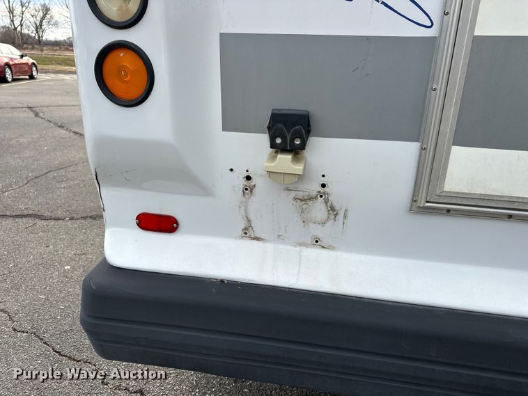 image for item OJ9926 2008 Ford E450 Super Duty shuttle bus