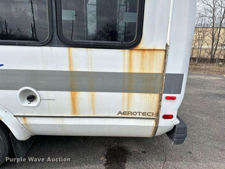 image for item OJ9926 2008 Ford E450 Super Duty shuttle bus