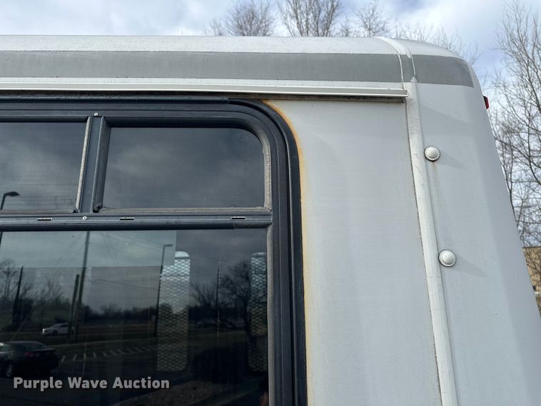 image for item OJ9926 2008 Ford E450 Super Duty shuttle bus