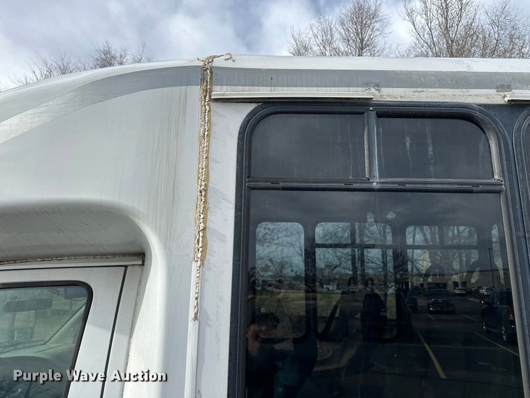 image for item OJ9926 2008 Ford E450 Super Duty shuttle bus