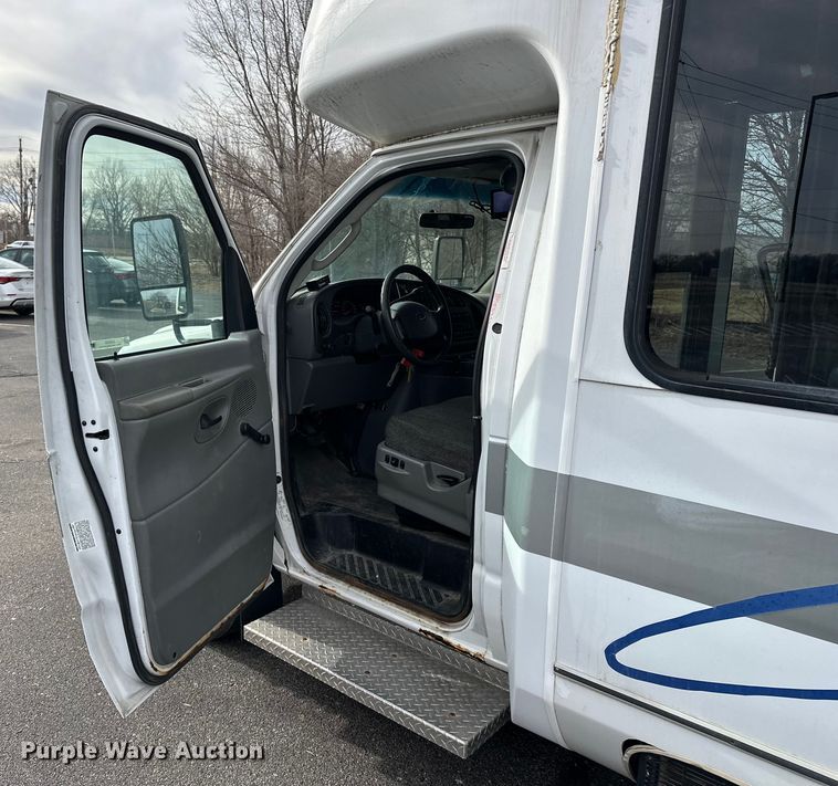 image for item OJ9926 2008 Ford E450 Super Duty shuttle bus