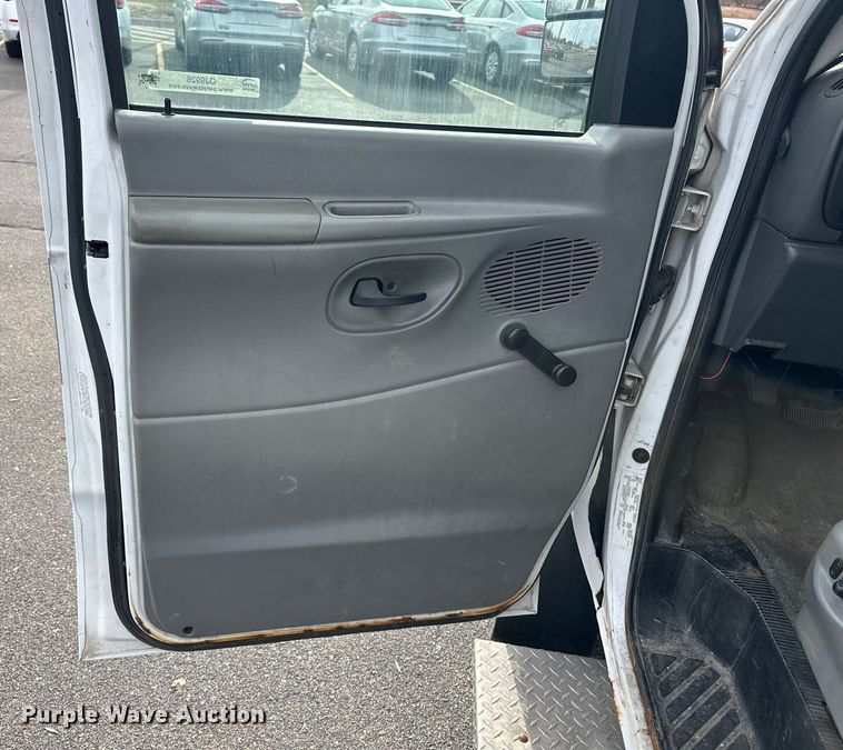 image for item OJ9926 2008 Ford E450 Super Duty shuttle bus