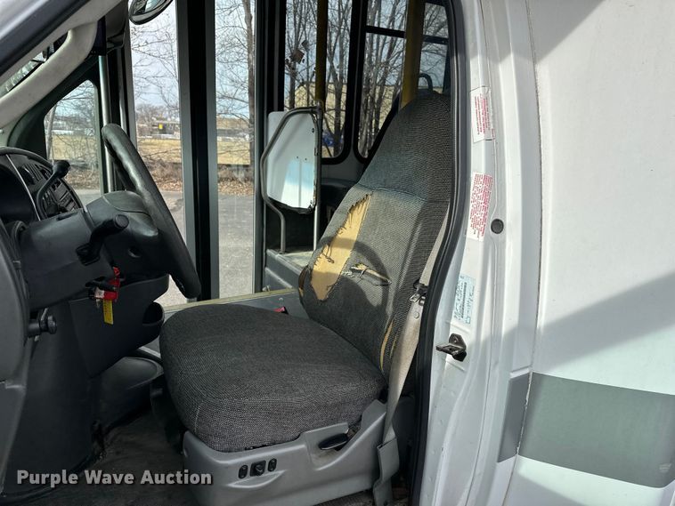 image for item OJ9926 2008 Ford E450 Super Duty shuttle bus
