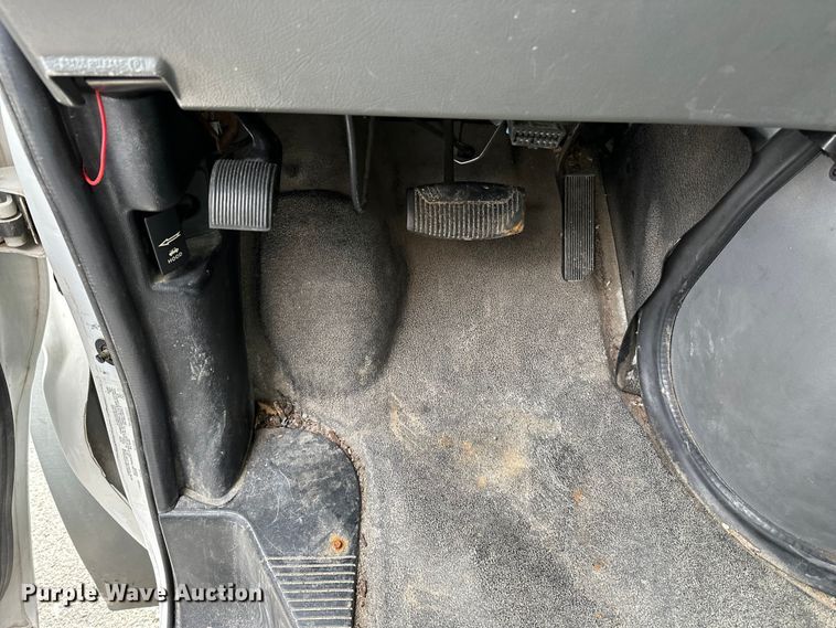 image for item OJ9926 2008 Ford E450 Super Duty shuttle bus