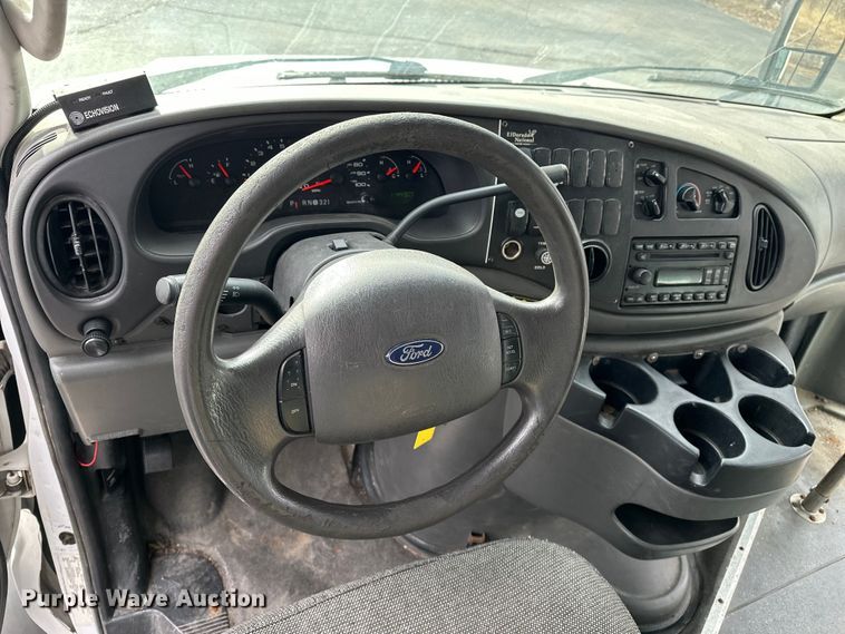 image for item OJ9926 2008 Ford E450 Super Duty shuttle bus