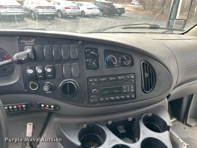 image for item OJ9926 2008 Ford E450 Super Duty shuttle bus