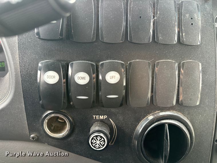 image for item OJ9926 2008 Ford E450 Super Duty shuttle bus