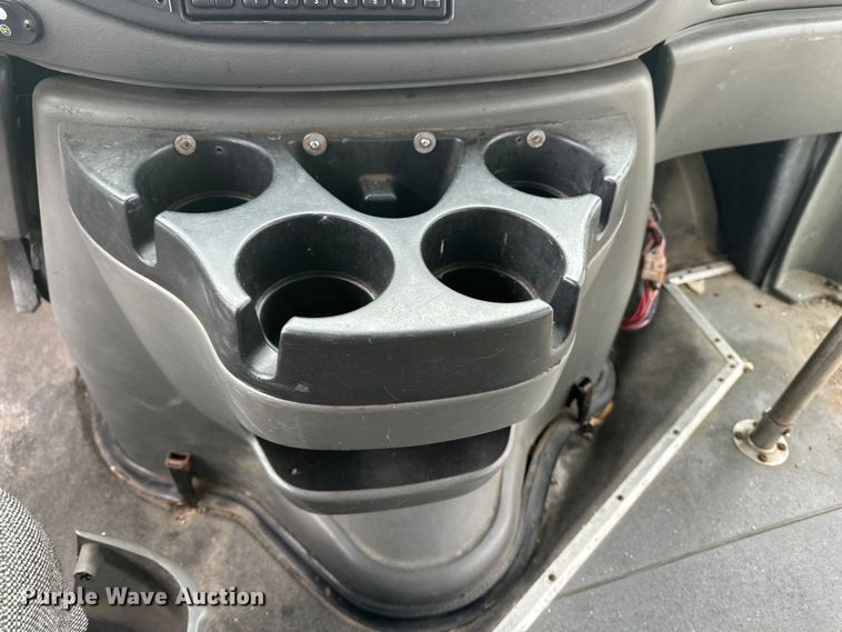image for item OJ9926 2008 Ford E450 Super Duty shuttle bus