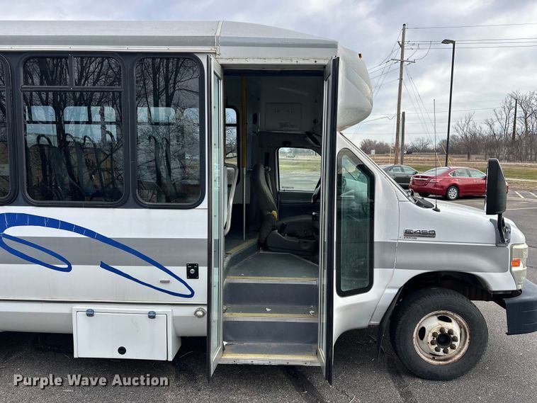 image for item OJ9926 2008 Ford E450 Super Duty shuttle bus