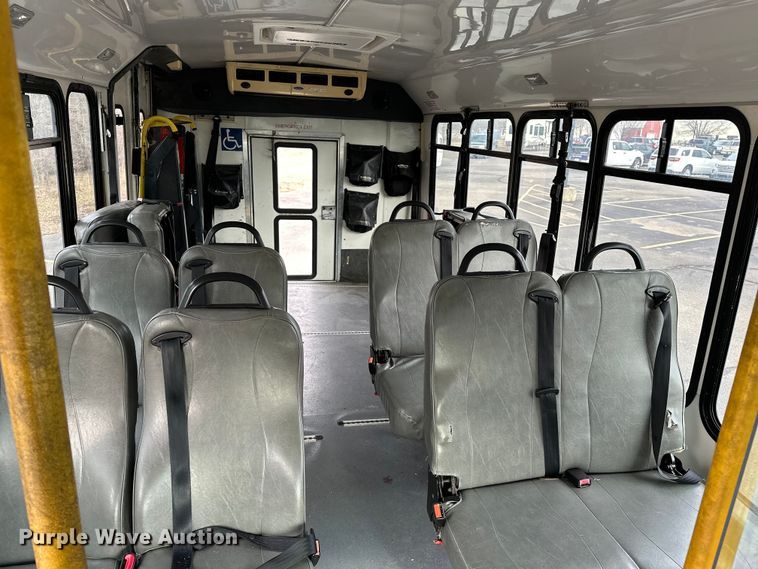 image for item OJ9926 2008 Ford E450 Super Duty shuttle bus