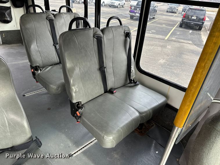 image for item OJ9926 2008 Ford E450 Super Duty shuttle bus