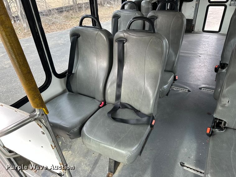 image for item OJ9926 2008 Ford E450 Super Duty shuttle bus