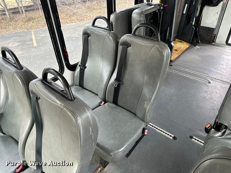 image for item OJ9926 2008 Ford E450 Super Duty shuttle bus