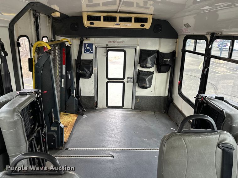 image for item OJ9926 2008 Ford E450 Super Duty shuttle bus