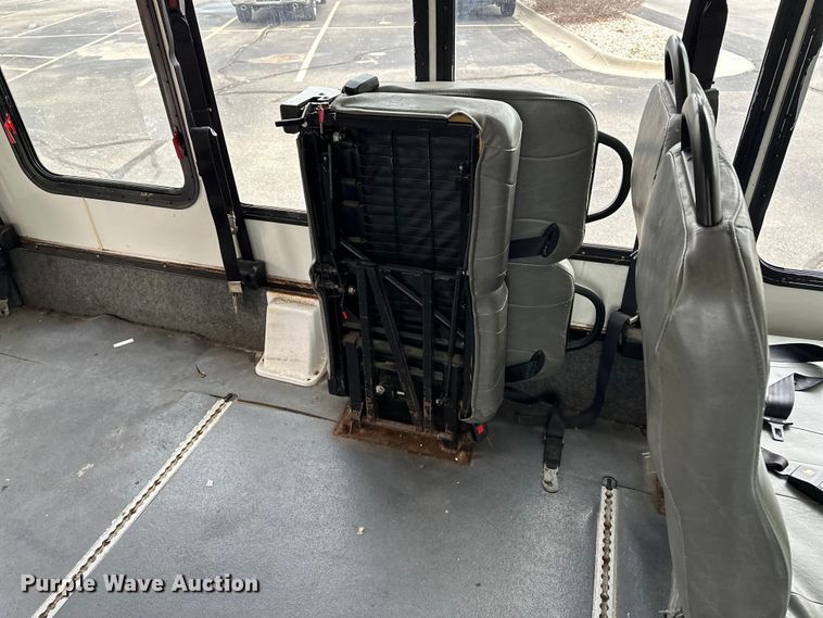 image for item OJ9926 2008 Ford E450 Super Duty shuttle bus