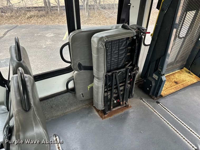 image for item OJ9926 2008 Ford E450 Super Duty shuttle bus